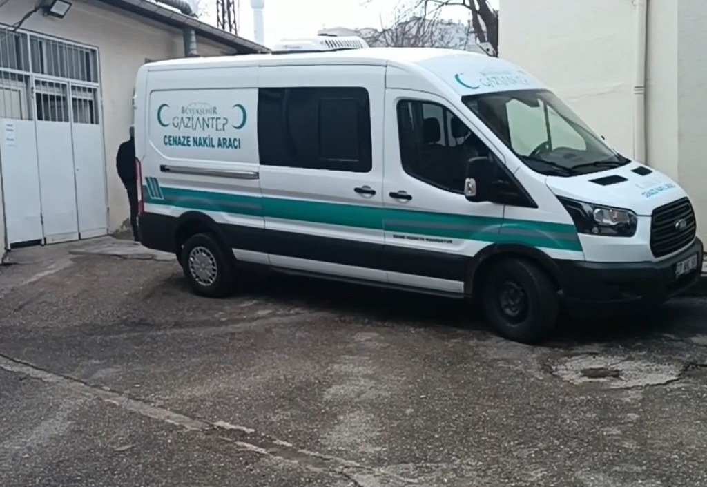 Bariyerlere çarparak alev alan araçtaki sürücü hayatını kaybetti