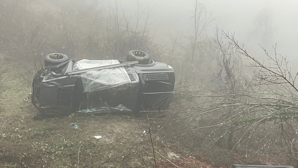 Siste yoldan çıkan araç takla attı: 4 yaralı