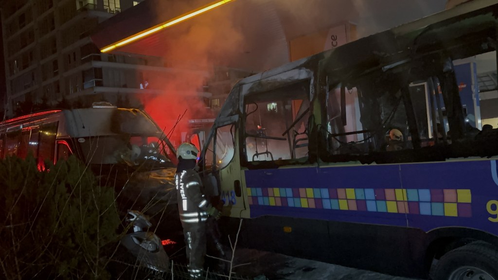 Benzin istasyonunda 2 minibüs alev aldı