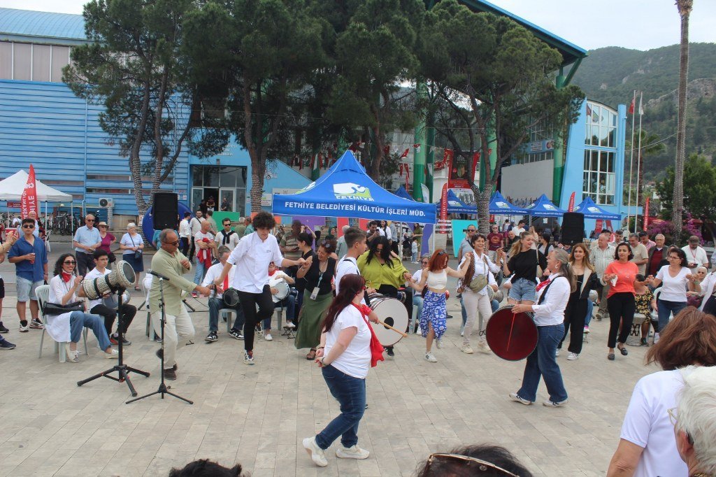 Anneler Günü Beşkaza Meydanı’nda etkinliklerle kutlandı