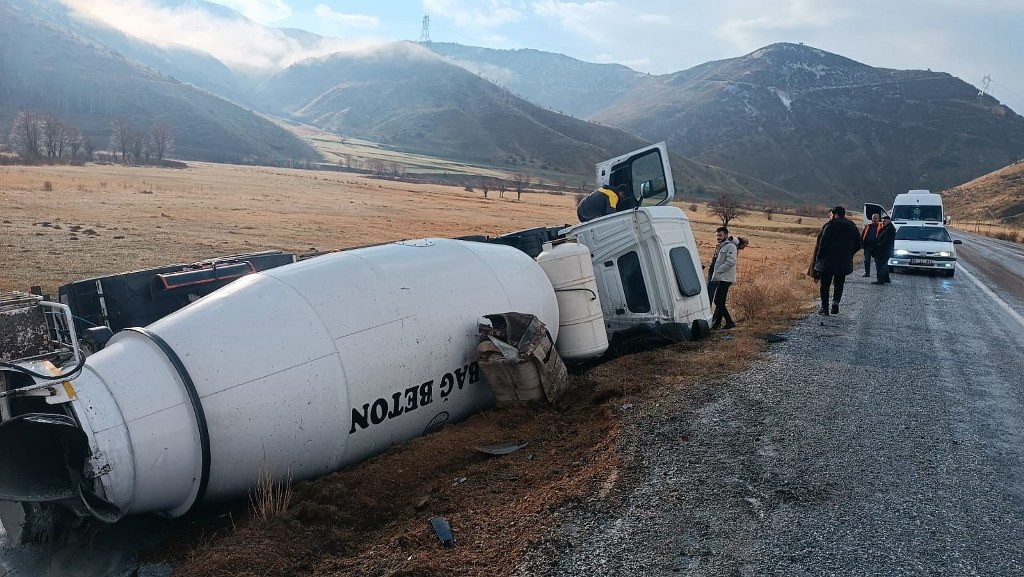 Beton mikseri şarampole devrildi: 1 yaralı