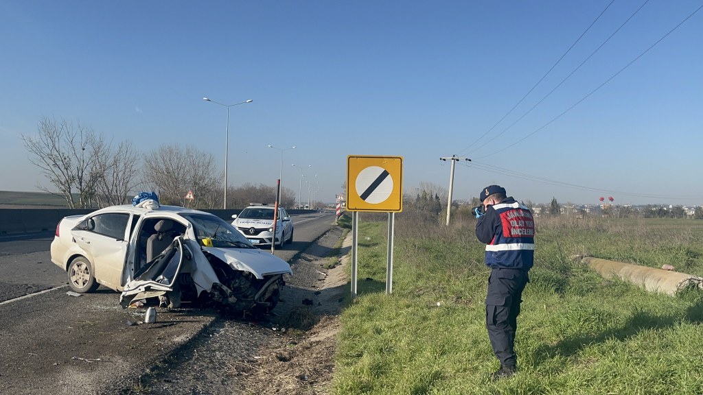 Otomobil beton bloğa çarptı:1’i çocuk 5 yaralı
