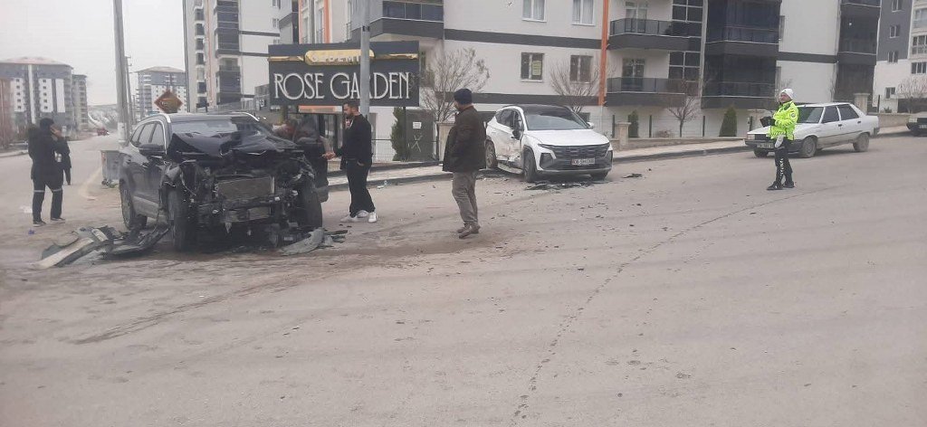 İki otomobilin çarpışması sonucu 3 kişi yaralandı