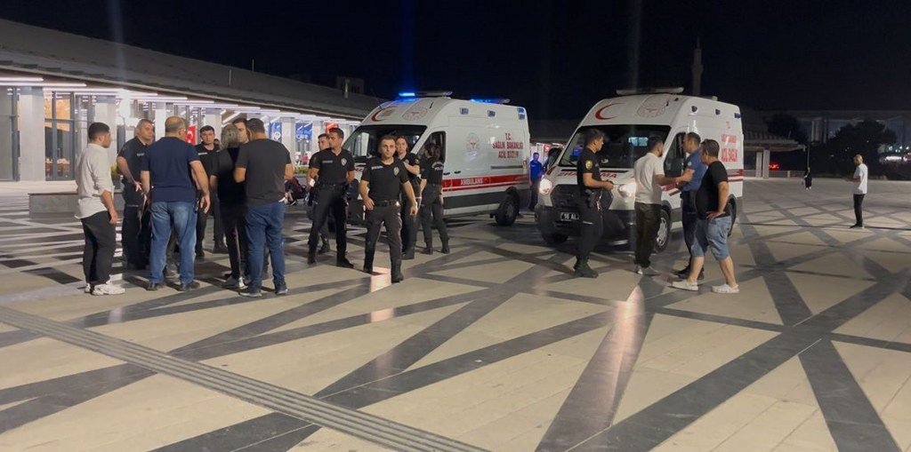 Bıçaklı saldırı: 14 yaşındaki genç kız 4 kişiyi bıçakladı