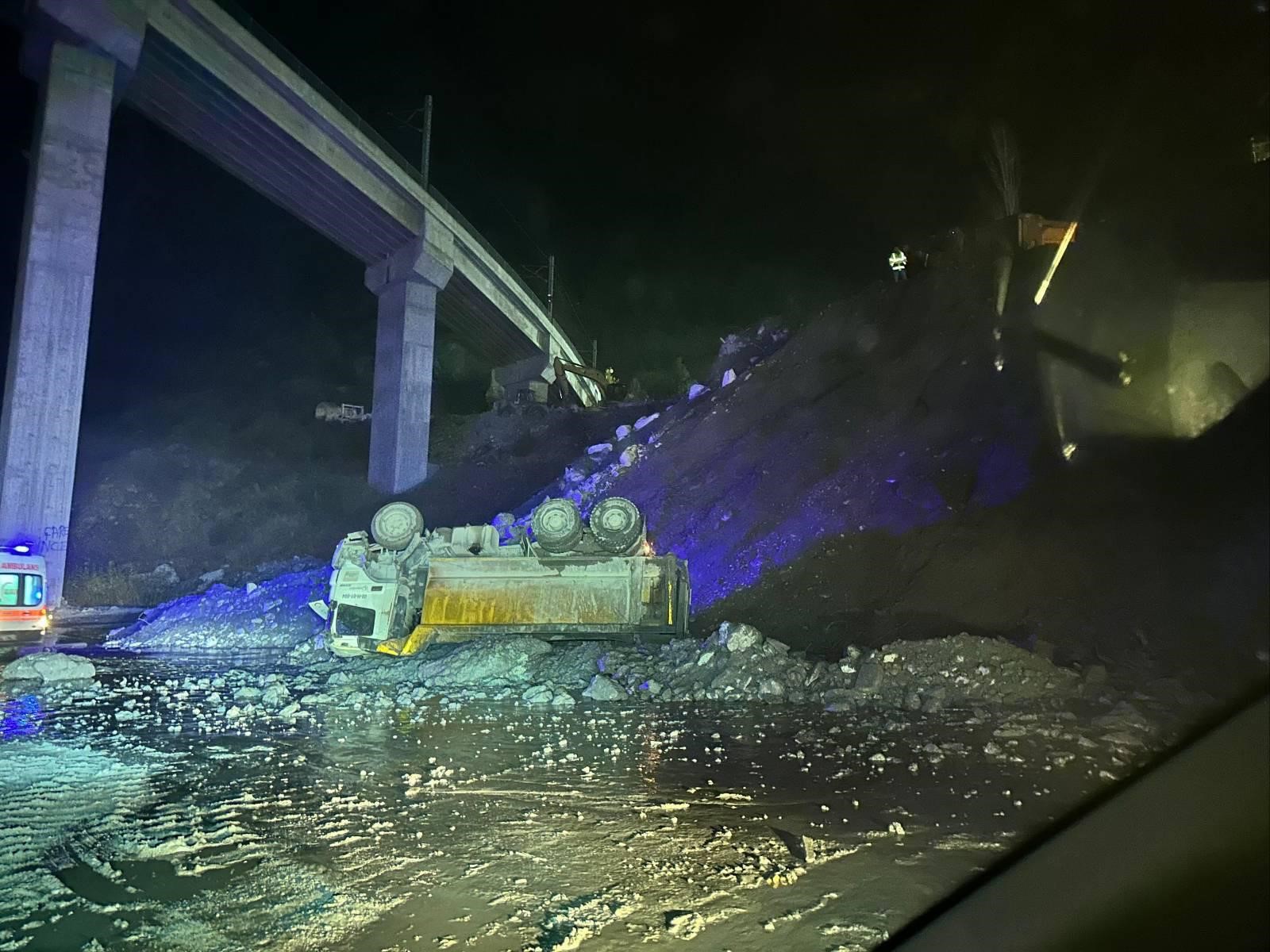 15 metre yükseklikten devrilen kamyonun sürücüsü ağır yaralandı