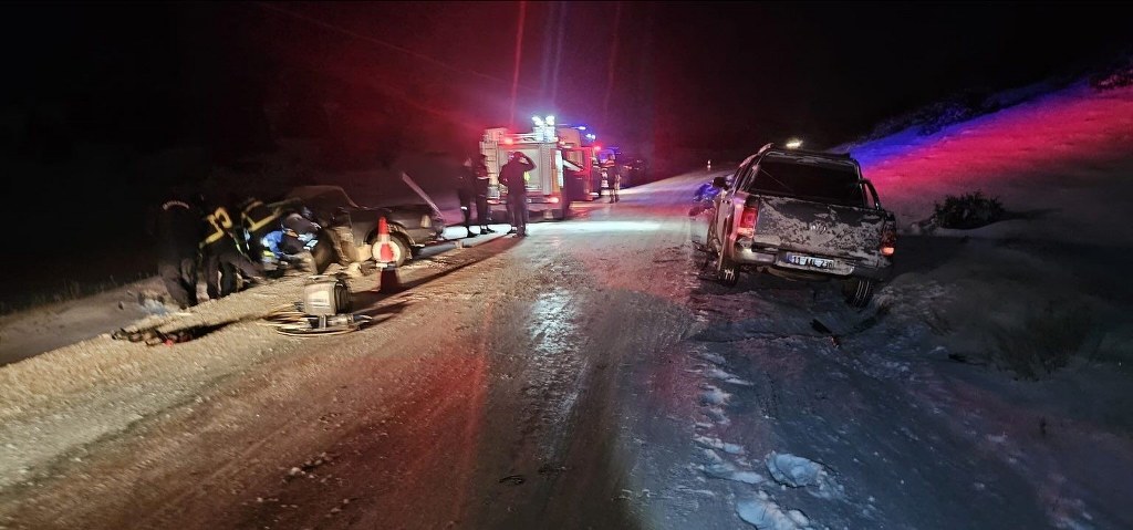 Kafa kafaya çarpıştılar 3 yaralı