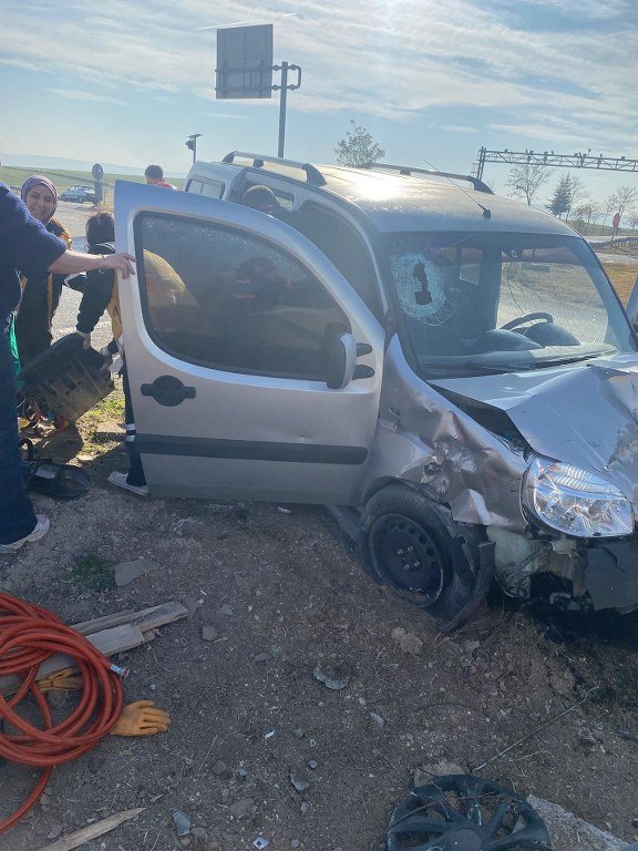 Hafif ticari araç ile otomobil çarpıştı: 1 ölü, 4 yaralı