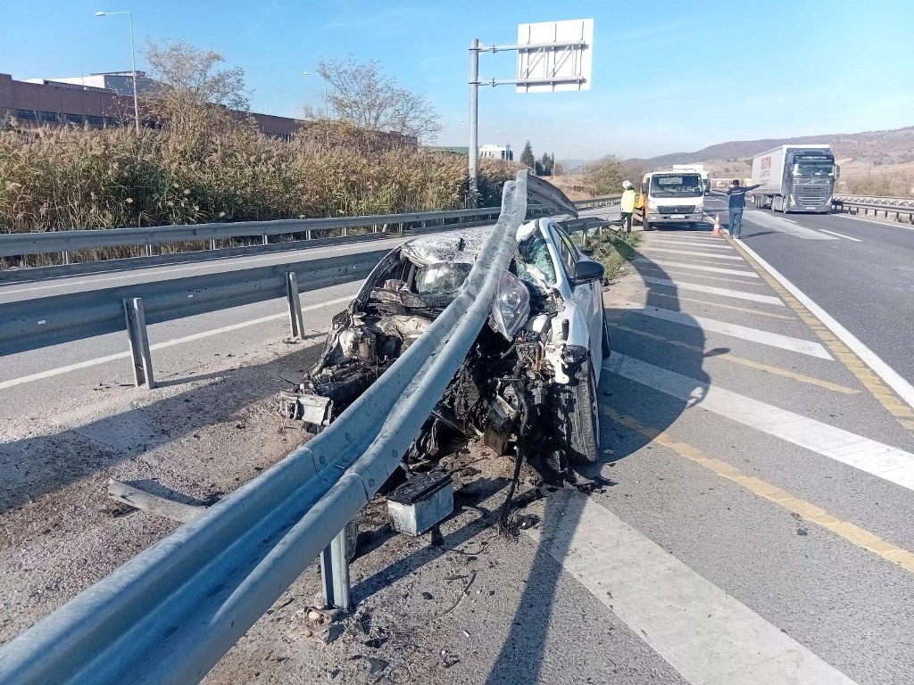 Kontrolden çıkan otomobil bariyerlere çarptı; 6 kişi yaralandı