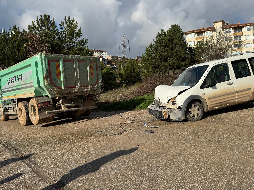 Kamyon ile hafif ticari araç çarpıştı; 4 yaralı