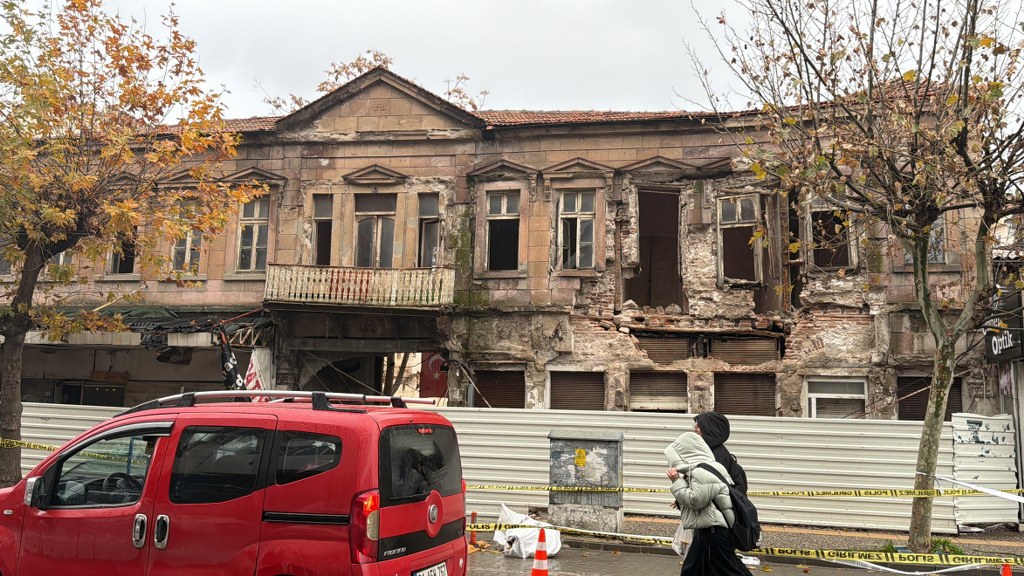 Tarihi bina yağışlara dayanamadı