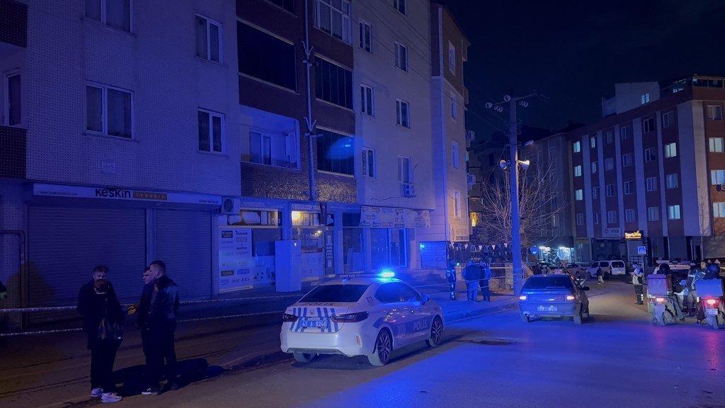 5 katlı apartmanın girişinde çökme oluştu: Vatandaşlar tahliye edildi