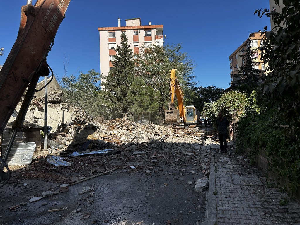 11 katlı bina yıkım sırasında çöktü