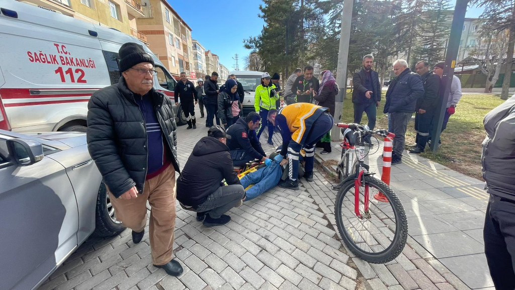 Otomobille çarpışan bisikletli yaralandı