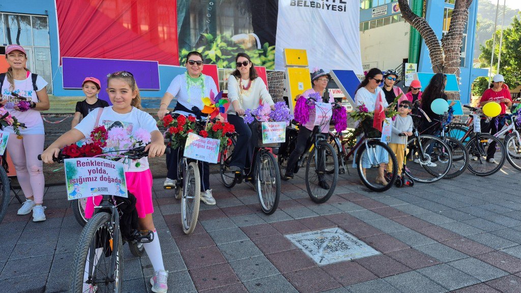 Işıltılı kadınların bisiklet turu, renkli görüntülere sahne oldu