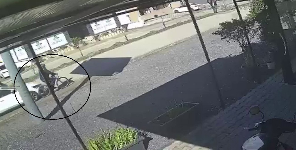 Otomobilin çarptığı bisikletli adam öldü, o anlar kamerada