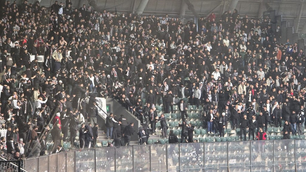 Beşiktaş tribünü karıştı, 15 taraftara adli işlem yapıldı