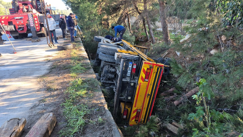  Otomobile çarpıp şarampole devrildi: 1 yaralı