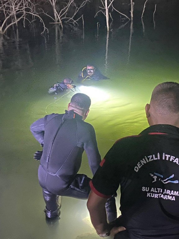 Serinlemek için gölete giren koca öldü, eşi son anda kurtarıldı
