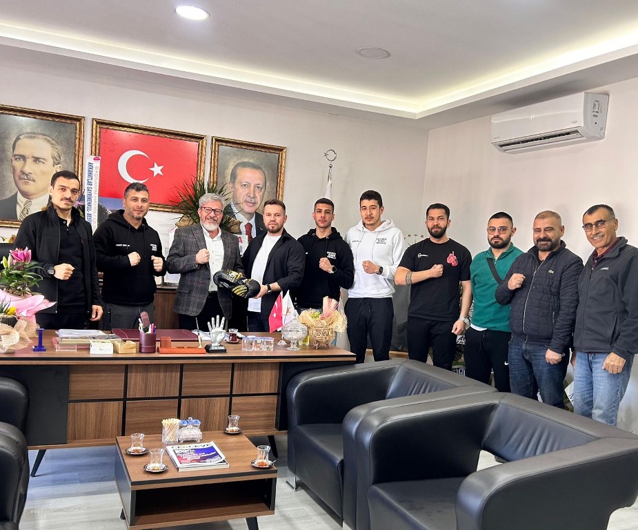 Boks eldiveni hediye ettiler