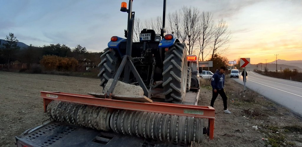 Tarım aletinin altında kalan çiftçi ağır yaralandı