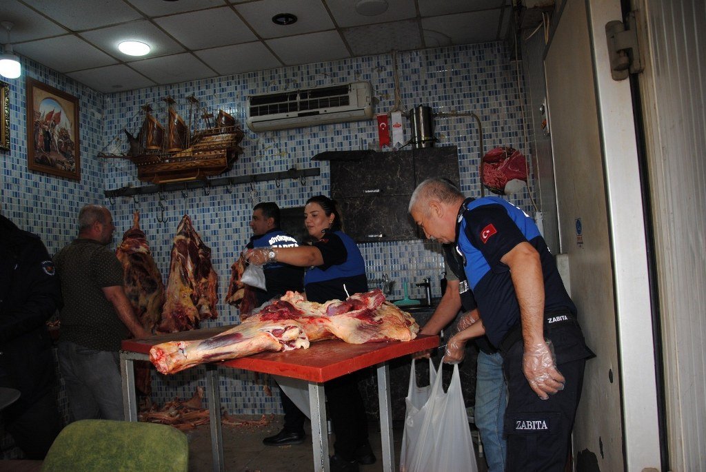 1 ton kokmuş ve bozuk et ele geçirdi