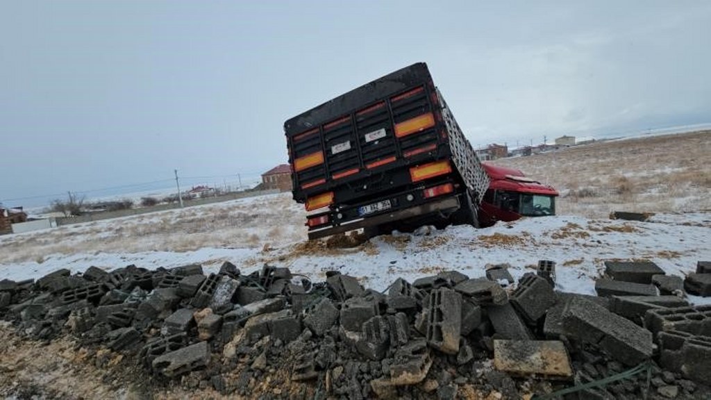 Briket yüklü tır devrildi: 1 yaralı