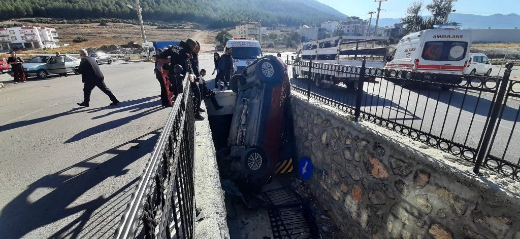 Otomobil kanala düştü: 1 yaralı