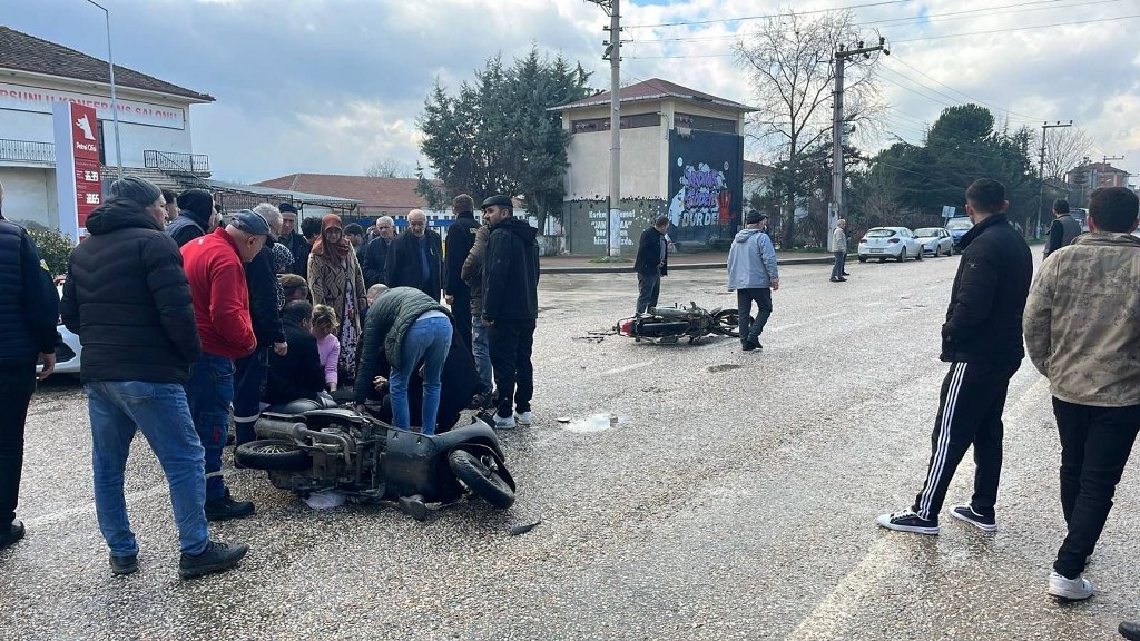 Motosikletler kafa kafaya çarpıştı 1’i ağır 2 yaralı