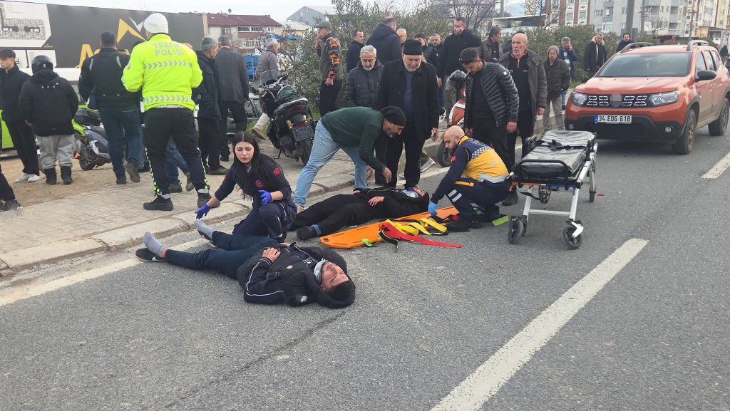  Otomobile çarpan motosiklet savruldu: 2 yaralı