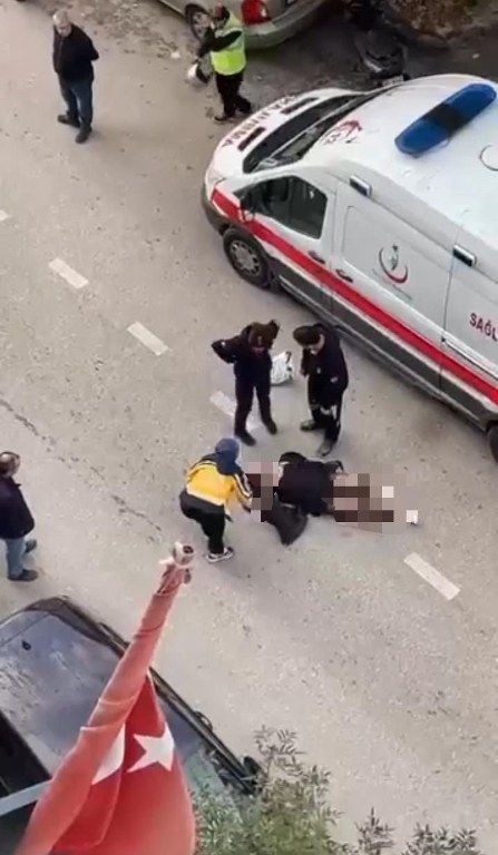  Yolun ortasında yatan kadın, sinir krizi geçirdi