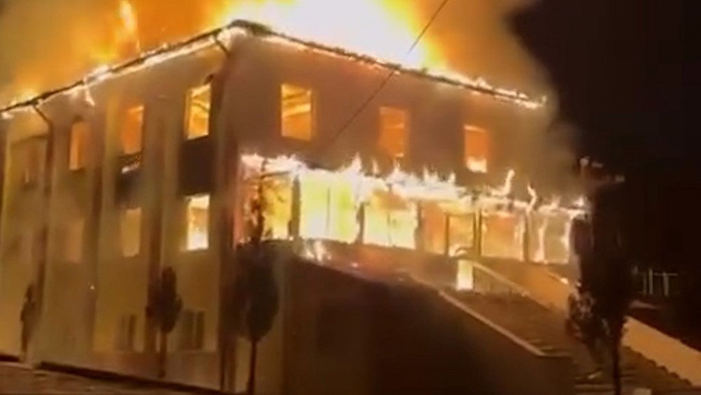 Cami alev alev yandı