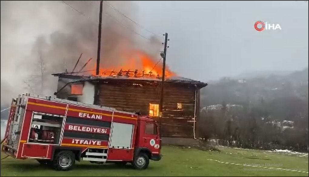 450 yıllık ahşap cami alevlere teslim oldu