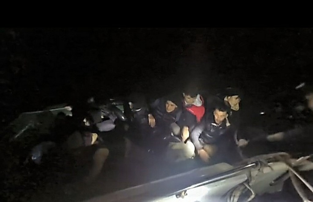 7 kaçak göçmen ve 1 göçmen kaçakçısı yakalandı