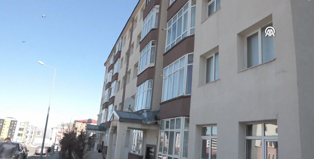 Bacasını temizlediği 5 katlı binanın çatısından düşen kişi öldü