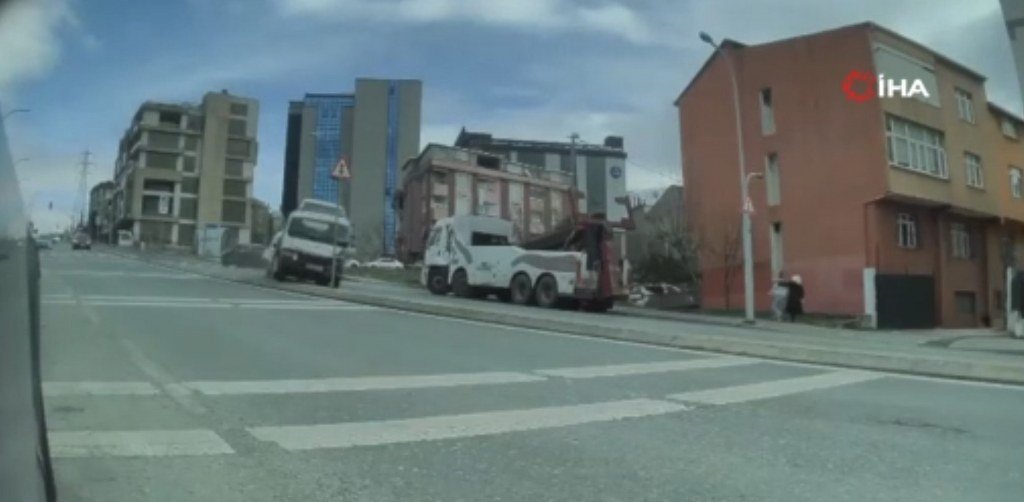 Kontrolden çıkan çekici 3 araca çarptı: 4 yaralı