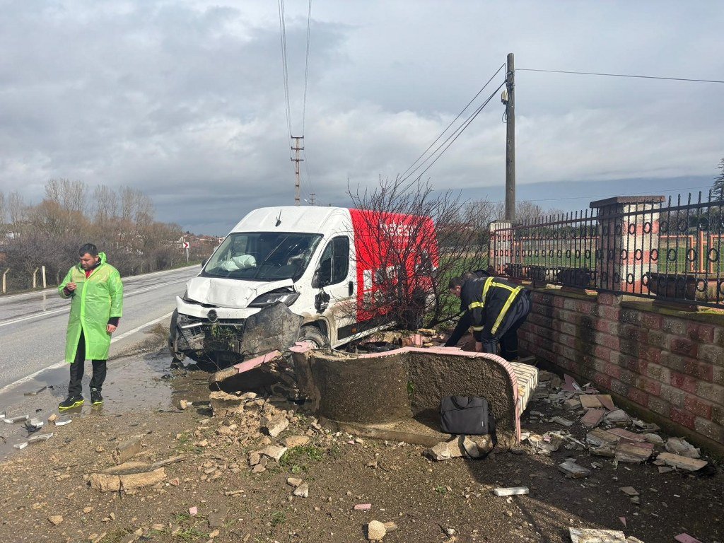 Panelvan araç çeşmeye çarptı: 1 yaralı