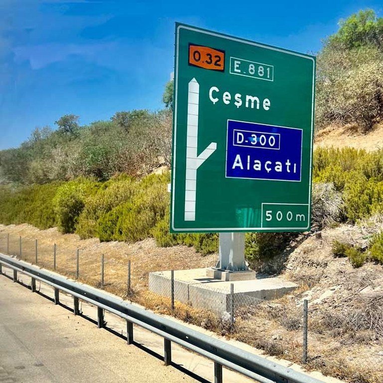 Çeşme'de motosiklet kazası: 1 ölü, 2 yaralı