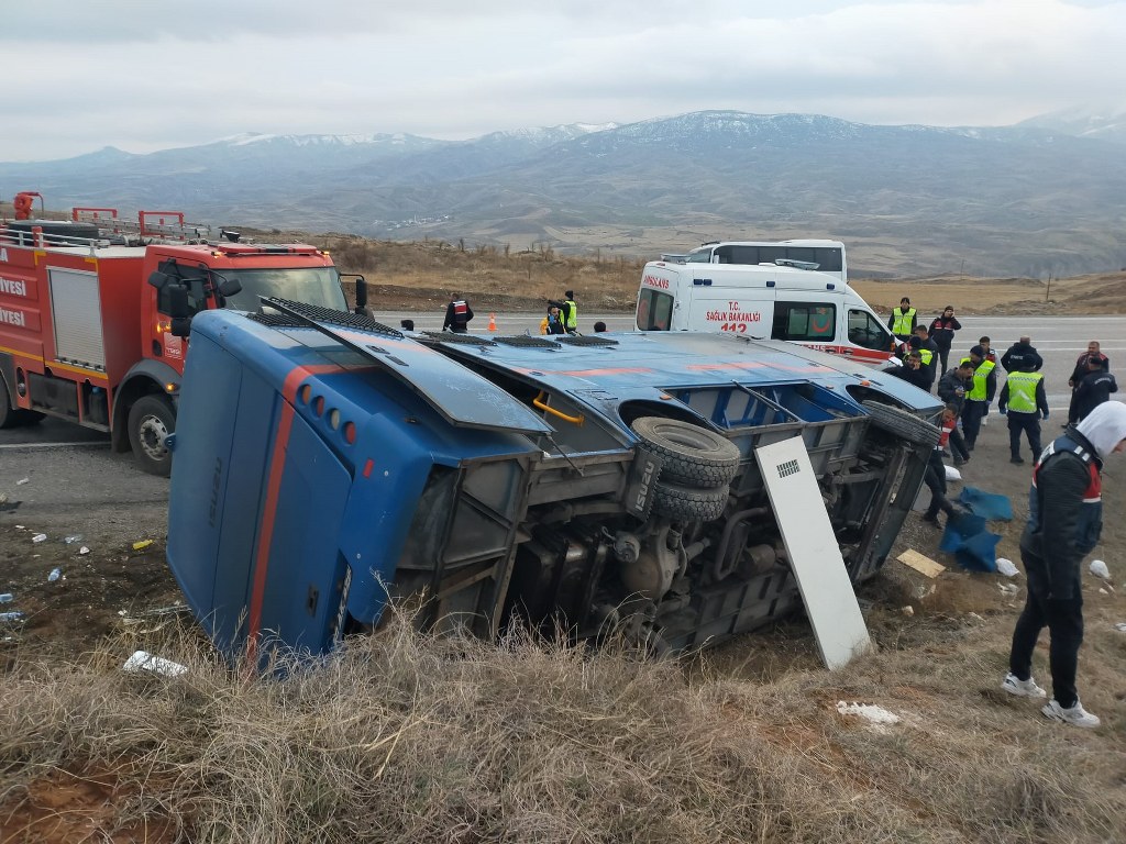 Cezaevi nakil aracı devrildi, 7 jandarma ve 2 Adalet Bakanlığı personeli yaralandı