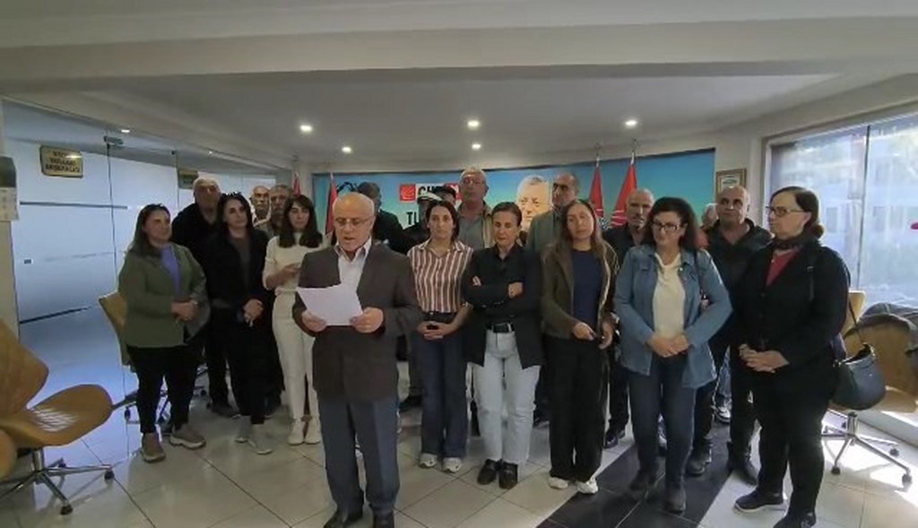 CHP'de demokrasi isyanı: Kendilerini binaya kilitleyip eylem başlattılar