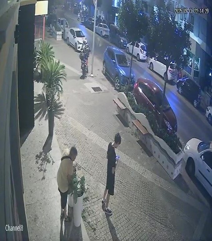 Gözüne kestirdiği saksıdaki çiçeği sökerek götürdü