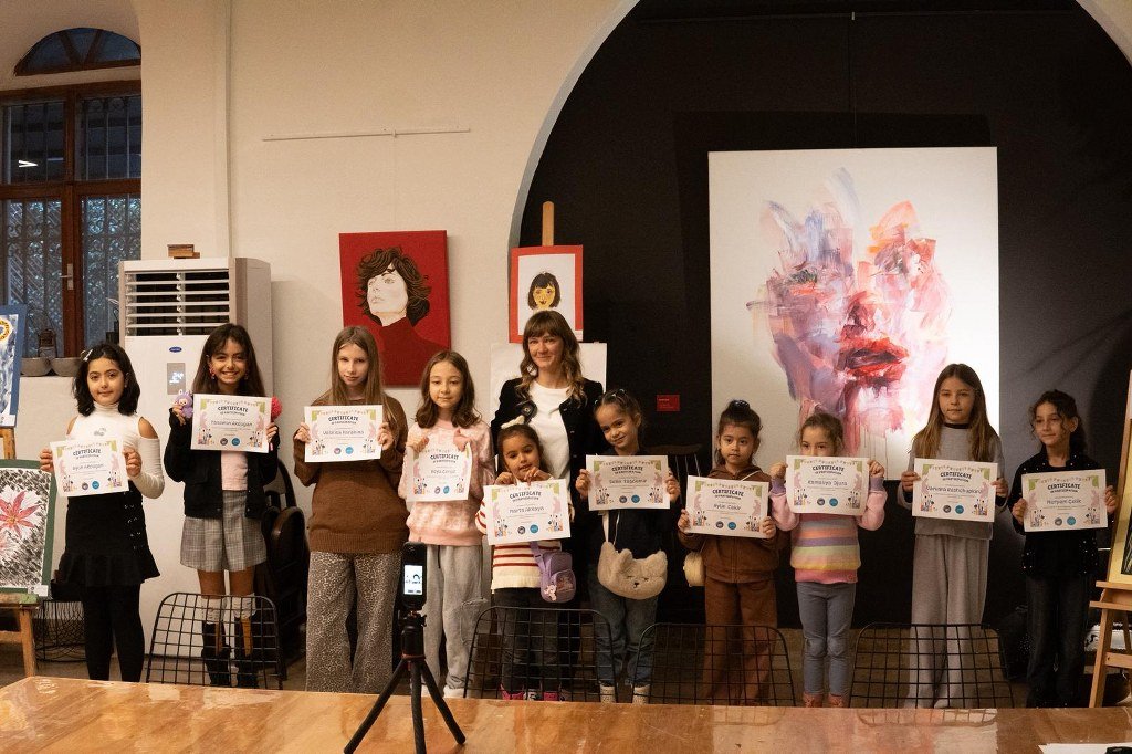 Çocukların renkli dünyası sergilendi