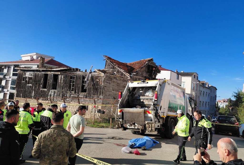 Çöp kamyonu önünden geçen yaşlı kadını ezdi
