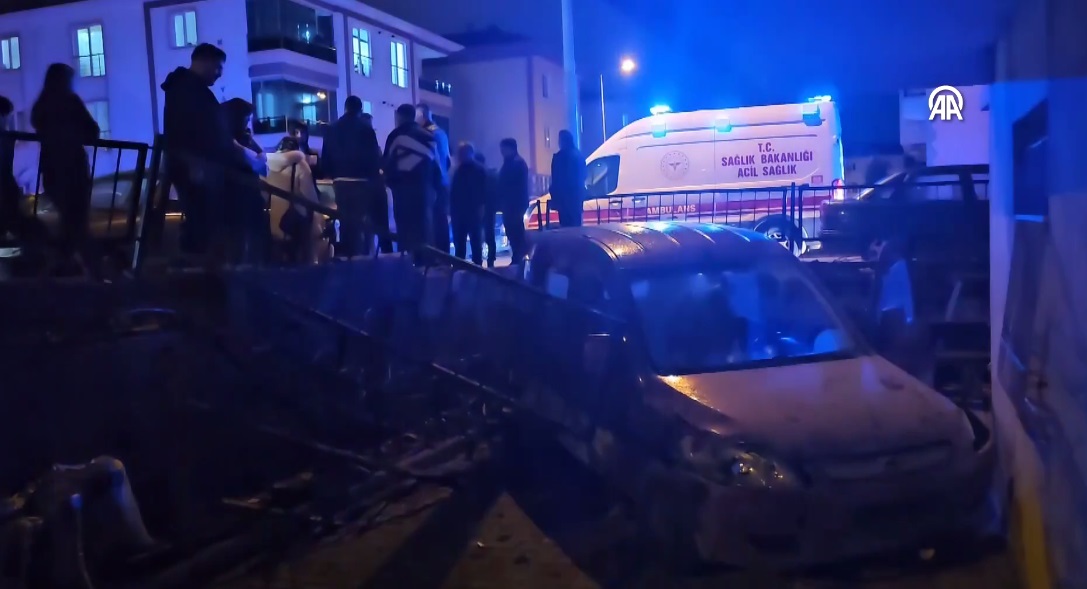 Otomobil ile hafif ticari aracın çarpıştığı kazada 2 kişi yaralandı