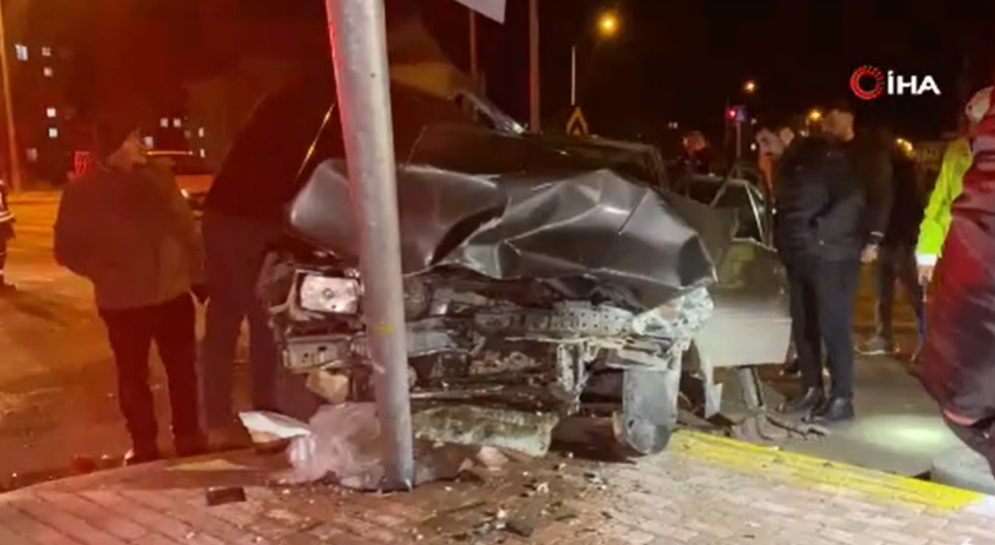 İki otomobil çarpıştı: 4 yaralı