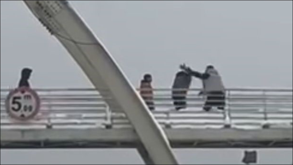 Bir şahıs çocukları öldüresiye dövdü