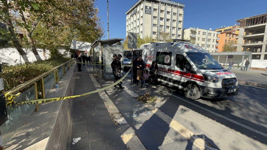  Eşini rahatsız eden adama tuzak kurup ayağından kurşunladı