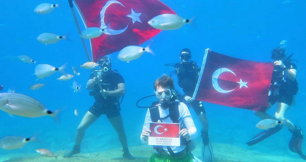Denizin derinliklerinde Türk bayraklı 30 Ağustos kutlaması