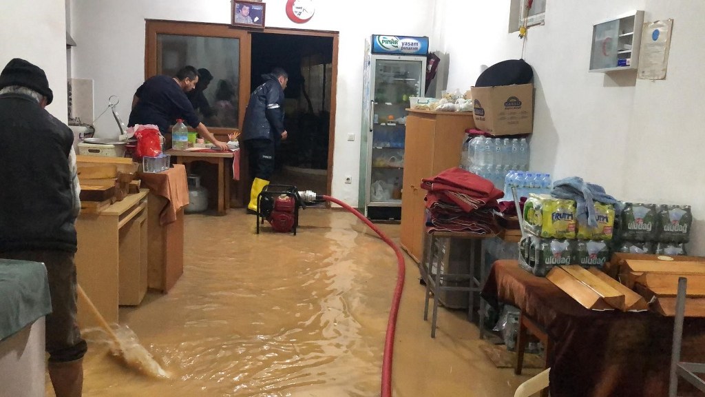  İşyerine su basan esnaf Datça Belediyesi'ne tepki gösterdi