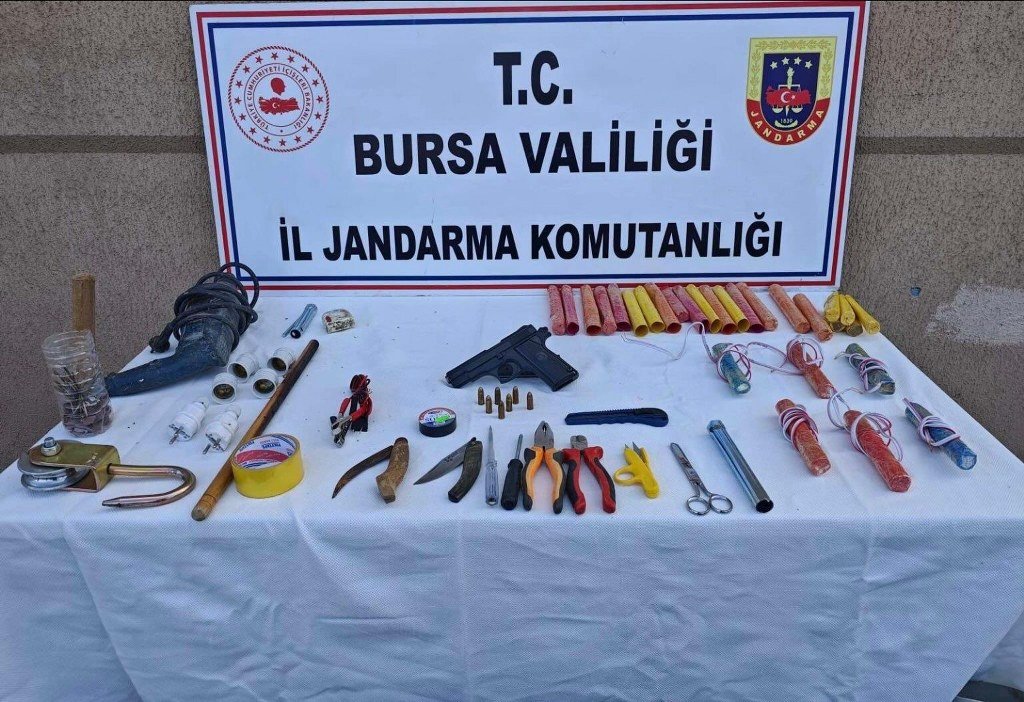 Definecilerin zulasından cephanelik çıktı