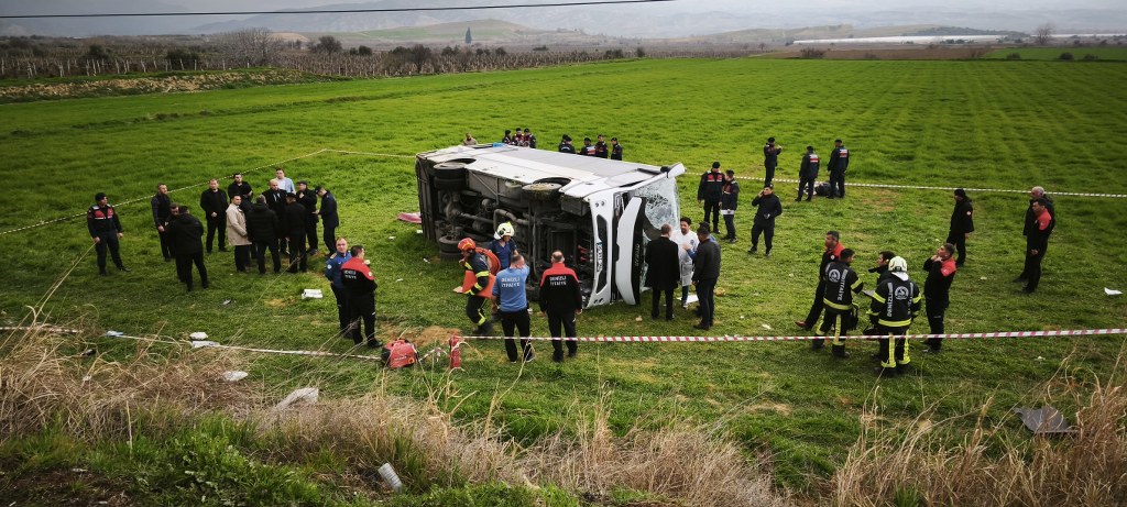 Öğrenciler kaza yaptı: 2 ölü, 26 yaralı